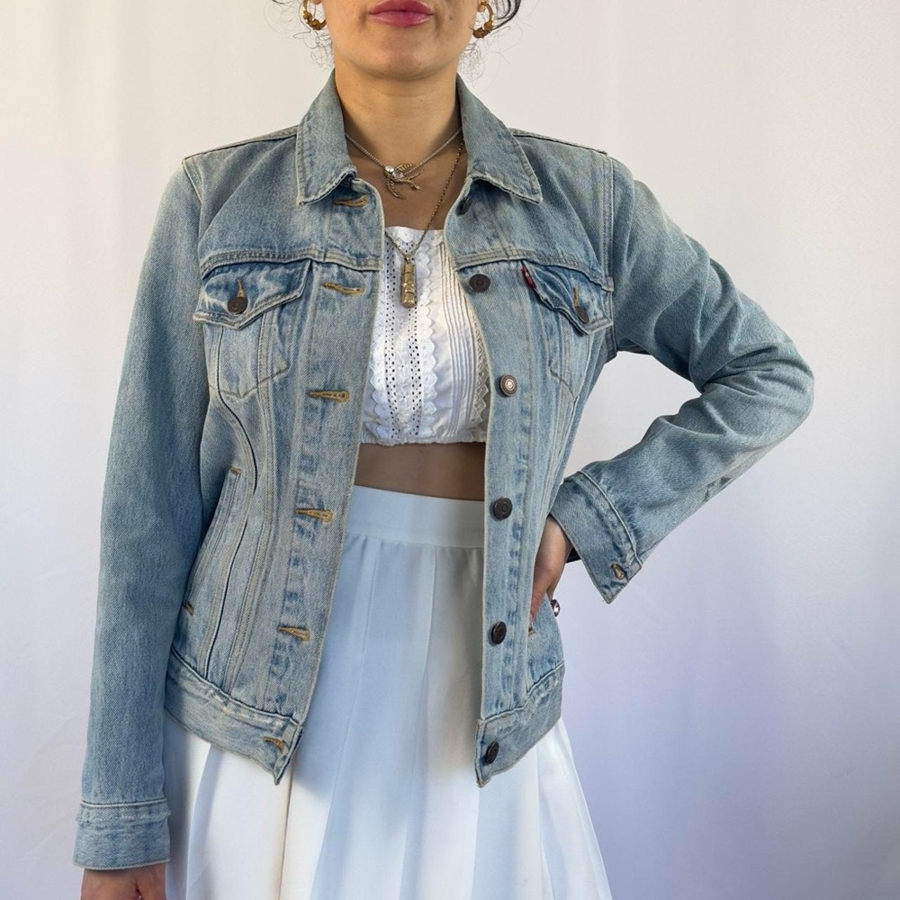 Vintage wash 2015 Levi’s light wash blue denim jacket. Women’s size xs